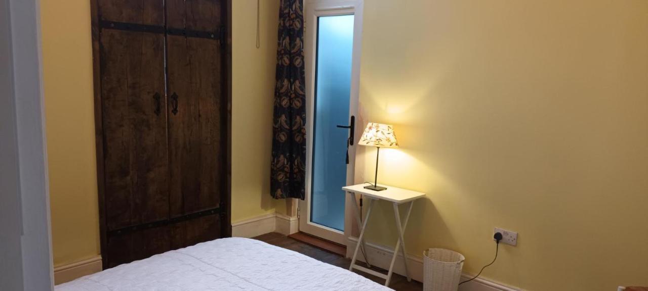Room With Luxury Private Bathroom & Independent Entrance Near Tube Londres Extérieur photo